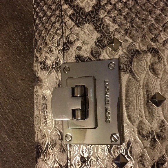 MICHAEL KORS CLUTCH EMBOSSED LEATHER "Tina" NWT - Picture 6 of 8